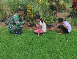 Anak-anak Sentangau Jaya Bermain Bersama Anggota Satgas TMMD Regtas ke 111 kodim 1202/Singkawang