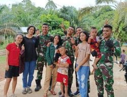 Sebelum Kembali, Satgas TMMD Regtas Ke 111 Kodim 1202/Skw Sempatkan waktu Foto Bersama.