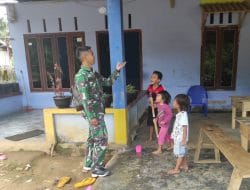 Sebelum Berpisah, Satgas TMMD Regtas Ke 111 Kodim 1202/Skw Menyempatkan Diri Bercanda dengan Anak-Anak.