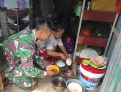 Anggota Satgas Bantu Ibu-ibu Membuat Rujak