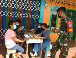 Babinsa Koramil 04/Sls Membaca Buku bersama warga Desa Sentangau Jaya