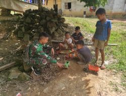Anggota Satgas Bermain Bersama Anak-anak Di Desa Sentangau Jaya