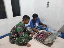 Melaksanakan Komsos Di Rumah Pak Aris Oleh Satgas TMMD Ke-111 Kodim 1202/Singkawang