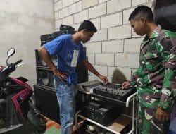 Bapak Agus Berbagi Ilmu Dengan Anggota Satgas TMMD Ke-111 Kodim 1202/Skw Cara Mengoperasikan Mixer Audio