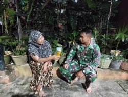 Anggota Satgas Meminum Jamu Tradisional Buatan Ibu Suryati