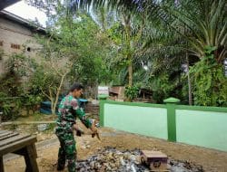 Satgas TMMD Regtas Ke-111 kodim 1202/Singkawang Bersihkan Halaman Pustu Desa Sentangau Jaya