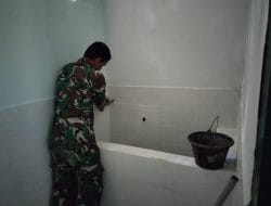 Serda Alponsius Lakukan Pengecekan Kran Air Bak WC Pustu Satgas TMMD Ke-111 Kodim 1202/Skw