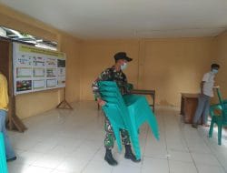 Anggota Satgas TMMD Regtas Ke 111 kodim 1202/Singkawang rapikan Kursi dan Meja di aula desa