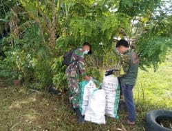 Jalin Keakraban, Satgas TMMD Regtas Ke 111 Kodim 1202/Singkawang Bantu Pengepul Barang Bekas