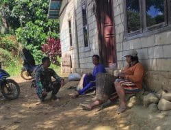 Komsos Dengan Ibu-Ibu Yang Habis Pulang Dari Ladang Oleh Satgas TMMD Ke-111 Kodim 1202/Skw