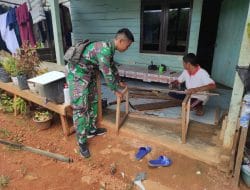 Anggota Satgas TMMD Ke-111 Kodim 1202/Skw Bantu Warga Untuk Membuat Meja Kayu