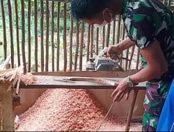 Satgas TMMD Regtas Ke 111 Kodim 1201/Skw Membantu Membuat Sangkar Burung Warga.