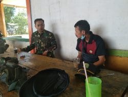 Kesehatan militer Anggota satgas TMMD Komsos dengan kepala puskesmas pembantu