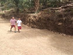 Senangnya Anak-anak Menuju Ke Sekolah Lewati Jalan Baru Hasil TMMD Tapsel