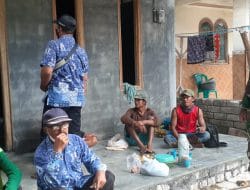 Bersama Warga Satgas TMMD Gresik Gotong Royong Bersihkan Saluran Air