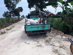 Ciptakan Lingkungan Sehat Giat Bersihkan Saluran Air di TMMD Kodim Gresik