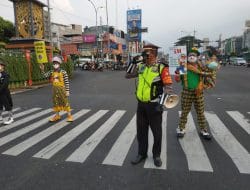 Kampanyekan Prokes, Satlantas Polrestro Depok Gandeng Komunitas Badut