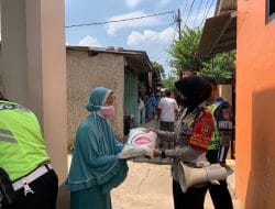 Personil Satlantas Polres Metro Depok Bagikan Sembako pada Warga Terdampak PPKM