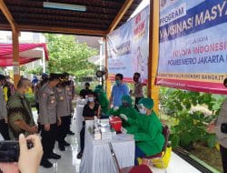 Irwasda Polda Metro dan Kapolres Metro Jakarta Utara Kunjungi Vaksinasi Massal di RPTRA Pulo Besar Tanjung Priok