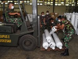 TNI AD Distribusikan Tabung Oksigen ke beberapa RSAD