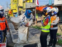 Satlantas Polrestro Depok Kembali Bagikan Sembako pada Warga yang Membutuhkan