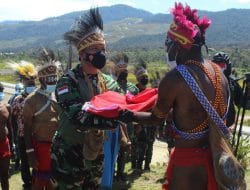 Kepala Suku Pegaf, Terima Bendera Merah Putih dari Pangdam Kasuari : Sampai Kapanpun Kami Tetap NKRI