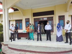 Camat Bandar Petalangan Serahkan Bantuan Beras PPKM Kepada Masyarakat Penerima Manfaat