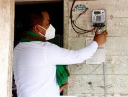 Bupati Pelalawan Resmikan Pemakaian Listrik 24 Jam di Desa Kuala Panduk