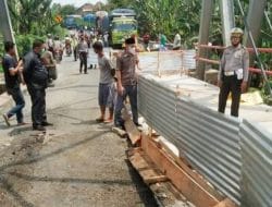 Pantau Perbaikan Jembatan, Ketua DPRD Lampura : Saya Berharap Agar Dipercepat