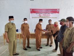 Pj Kepala Desa Kampung Baru Serahkan Bantuan Sosial Tunai(BST) Secara Simbolis