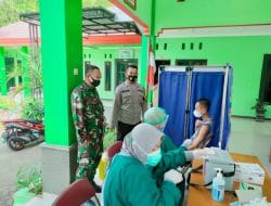 Babinsa Koramil Bojonegoro Monitoring Kegiatan Vaksinasi Massal di Wilayah Binaan