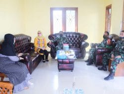 Dandim 0806/Trenggalek Beserta Ketua Persit Besuk Istri Prajurit yang Sakit