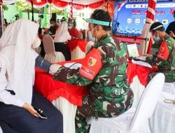 Babinsa Kodim Bojonegoro Lakukan Pendampingan Vaksinasi Serentak di 36 Puskesmas