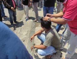 Bupati Probolinggo Jadi Tersangka, Humas LIRA Gunduli Rambut di Depan Kantor Bupati