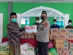 Polres Tanggamus Bersama Dinkes Gelar Vaksinasi Merdeka dan Berikan Bansos di Ponpes Bahrul Ulum Sumberejo