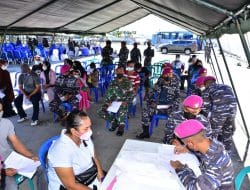 Komandan Pasmar 3 Tinjau Serbuan Vaksinasi Maritim di Pelabuhan Umum Kota Sorong