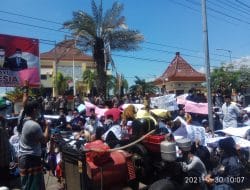 Ratusan Santri Bersarung Gelar Orasi di Kantor DPRD Kabupaten Probolinggo