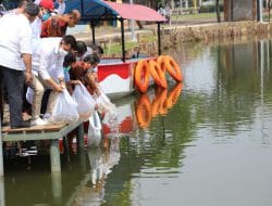 Menteri Trenggono Tebar 100 Ribu Benih Ikan Jaga Kelestarian Ekosistem Situ Wisata Parung