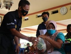 Warga Trenggalek Mendapat Sayur dan Lauk Pauk Usai Menerima Suntikan Vaksin Covid-19