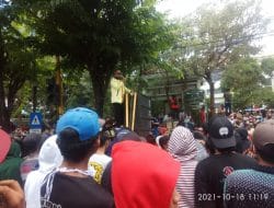 Kantor Bupati di Kepung Ribuan Massa