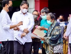 Menko Airlangga Dampingi Presiden Joko Widodo Memulai Program BT-PKLW