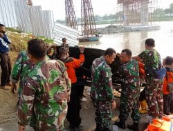 Kodim Bojonegoro bersama Tim SAR Gabungan Cari Korban Perahu Tenggelam di Kanor