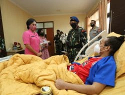 HUT ke-76 Brimob, Kapolri Jenguk Anggota yang Tertembak saat Bertugas