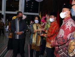 Menteri Bintang Beri Penghargaan Pemkab Lampura
