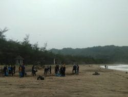 Sambut HUT Ke-10, DPD NasDem Pacitan Gelar Bakti Sosial Bersih-Bersih Pantai