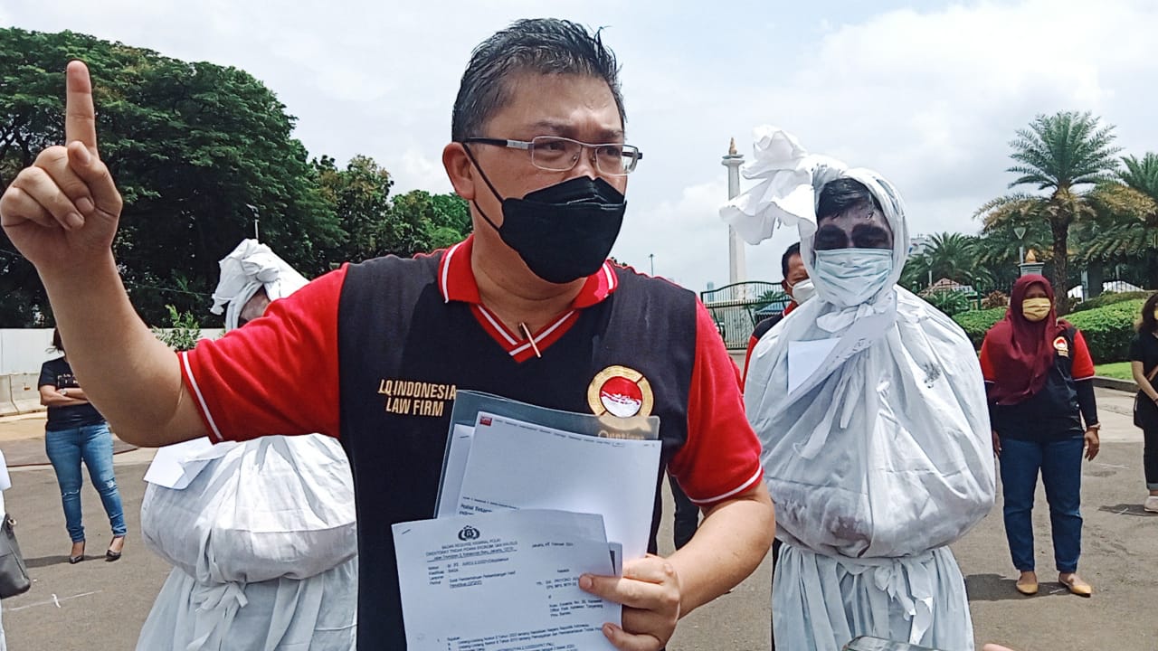 Advokat Alvin Lie dari LQ Indonesia Lawfirm saat melakukan aksi di depan Istana Negara beberapa waktu lalu.