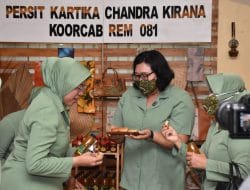 Cicipi Wingko Dapur Menir, Ketua Umum Persit KCK : Enak Ya!