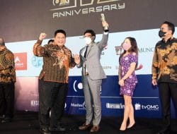 Menteri Kominfo Johnny Terima Penghargaan Best Ministers