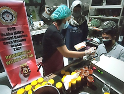 Universitas Wijaya Putra Berikan Pendampingan Usaha Sambal Botolan