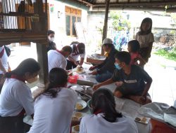 PKM Tematik di Desa Penatih Dangin Puri Latih Pemasaran dan Pembuatan Jajanan Bagi Disabilitas